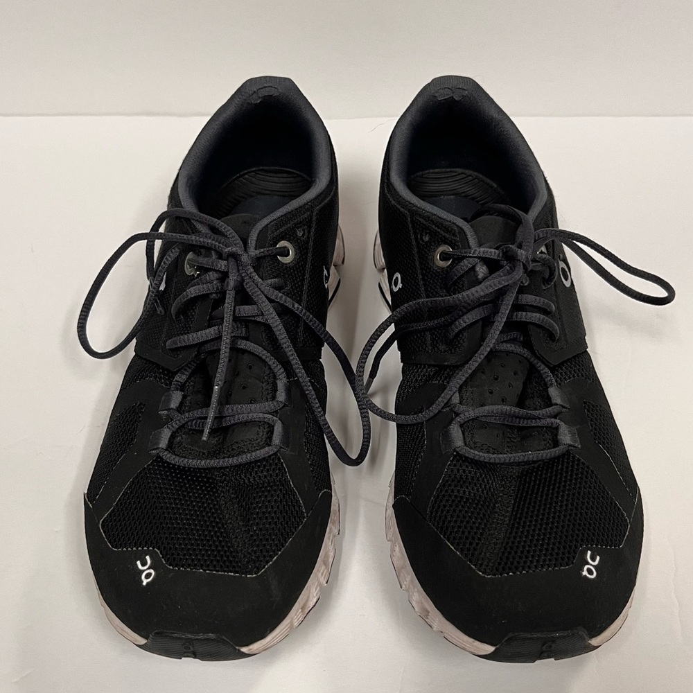 On Running On Cloud Sneakers - Classic Black and White Size 7.5 - Picture 3 of 13